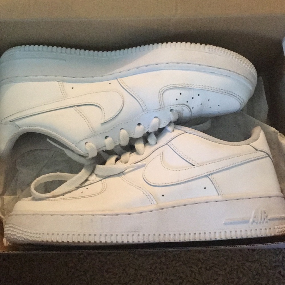 all white air force 1s 🤩